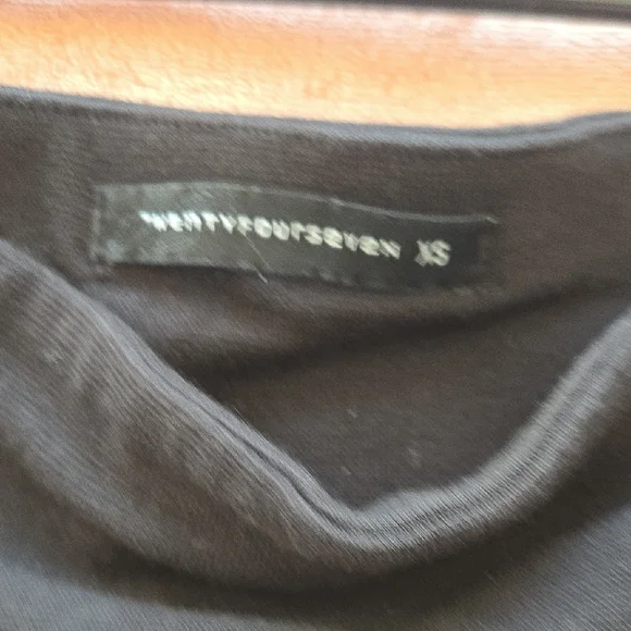 PrettyLittleThing Black Ruffled Crop Top - Picture 3 of 5